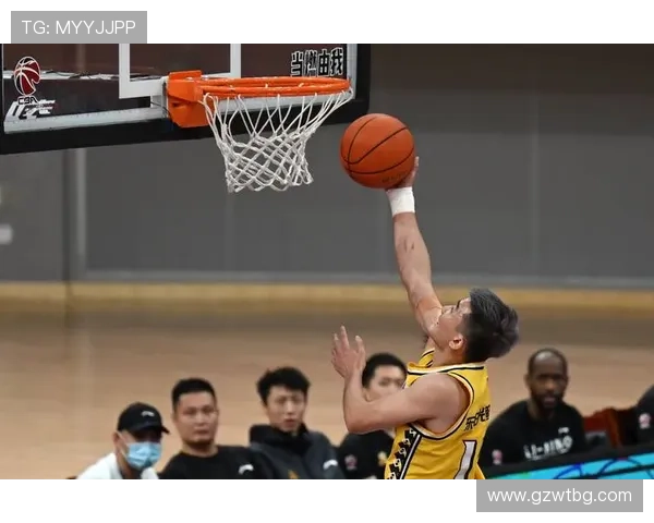 浙江方兴渡连续传球精妙配合 孙铭徽轻松空位三分命中助攻队伍领先